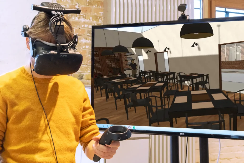 Mann trägt VR Brille und plant einen virtuellen Raum
